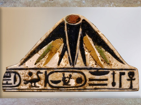 D’après un élément de parure moulé, fleur de lotus et hiéroglyphes, XVIIIe dynastie, règne d’Aménophis III (ou Amenhotep III), Nouvel Empire, Égypte Ancienne. (Marsailly/Blogostelle)