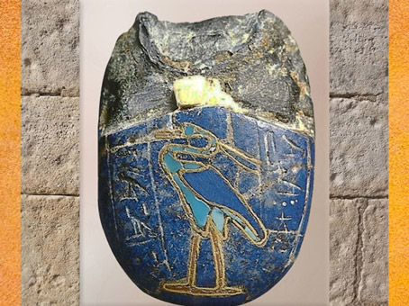 D'après un œuf scarabée du cœur, motif oiseau Benou, pâte de verre, lapis lazuli et or, Nouvel empire, Égypte Ancienne. (Marsailly/Blogostelle)
