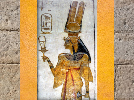 D'après la reine Nerfertari, coiffée du vautour, avec sistre et lotus, épouse de Ramsès II, temple Abu Simbel, XIXe dynastie, Nouvel Empire, Égypte Ancienne. (Marsailly/Blogostelle)