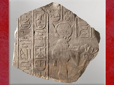 D’après la déesse Hathor, avec sistre et collier menat, relief calcaire, époque d’Amenemhat III, XIIe dynastie, Moyen Empire, Égypte Ancienne. (Marsailly/Blogostelle)