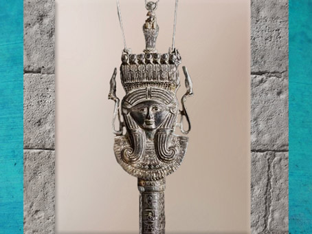 D’après un sistre, emblème de la déesse Hathor, de Henouttaouy, bronze rehaussé d'or à l'origine, Troisième période intermédiaire, Égypte Ancienne. (Marsailly/Blogostelle)