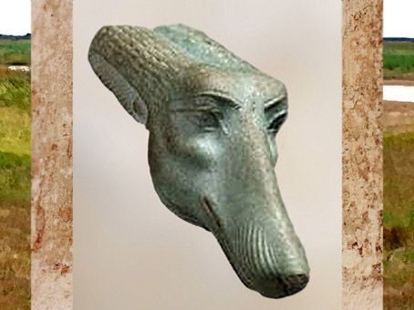 D'après tête de canidé du dieu Seth, qui se trouve au faîte du long bâton du sceptre Ouas, faïence, Basse Époque, Égypte ancienne. (Marsailly/Blogostelle)