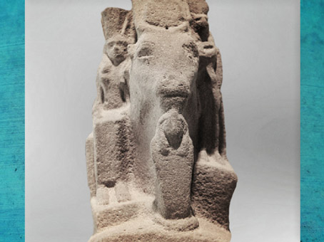 D’après Hathor, vache coiffée du disque solaire, déesse femme et Sekhmet à tête de lionne, quartzite, vers 663 - 332 avjc, Basse Époque, Égypte Ancienne. (Marsailly/Blogostelle)