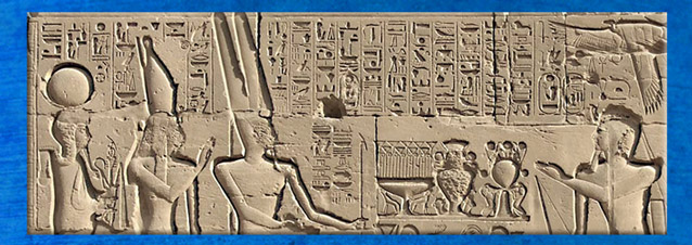 D’après Amon, Mout et Khonsou avec la mèche de l'enfance, et le roi Sethy Ier, XIXe dynastie, temple de Karnak, Nouvel Empire, Égypte Ancienne. (Marsailly/Blogostelle)