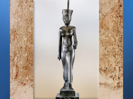 D’après la déesse ancestrale Neith, statuette en bronze incrusté d'or, vers 663 - 332 avjc, Basse-Époque, Égypte Ancienne. (Marsailly/Blogostelle)