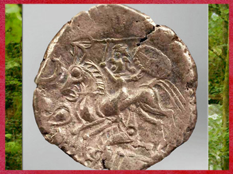 D'après un cavalier gaulois et sanglier, statère osisme, electrum (or et argent), Laniscat, Finistère, Bretagne, Ier siècle avjc, Gaule celtique. (Marsailly/Blogostelle)