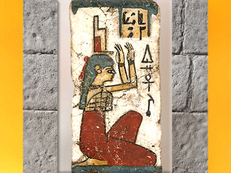 D'après la déesse Isis, sa coiffe-trône, fragment de sarcophage, toile stuquée, IVe-Ier siècles avjc, époque Ptolémaïque, Égypte Ancienne. (Marsailly/Blogostelle)