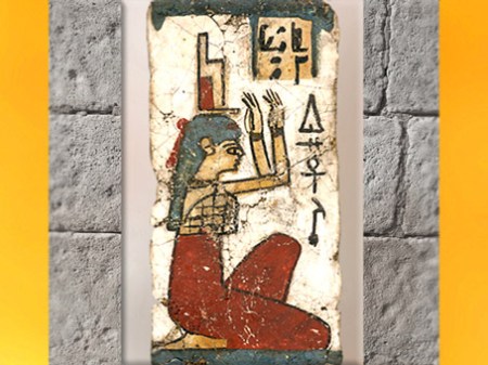 D'après la déesse Isis, sa coiffe-trône, fragment de sarcophage, toile stuquée, IVe-Ier siècles avjc, époque Ptolémaïque, Égypte Ancienne. (Marsailly/Blogostelle)