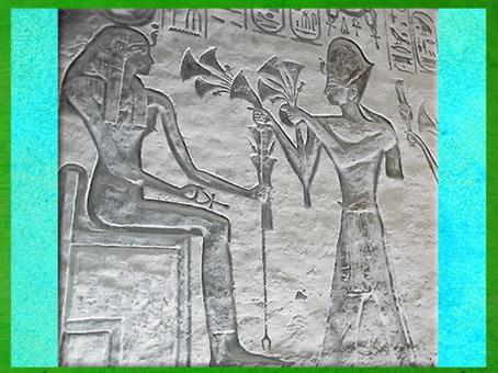 D'après la déesse Isis, offrande de papyrus, Ramsès II et Nefertari, XXe dynastie, temple d'Hathor, Abou Simbel, Nouvel Empire, Égypte Ancienne. (Marsailly/Blogostelle)