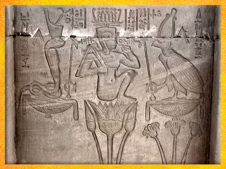 D’après la naissance du jeune Soleil qui émerge du lotus, entre Ouadjet et Nekhbet, temple d'Hathor, Dendérah, de Pépi Ier aux rois ptolémaïques, Égypte Ancienne. (Marsailly/Blogostelle)