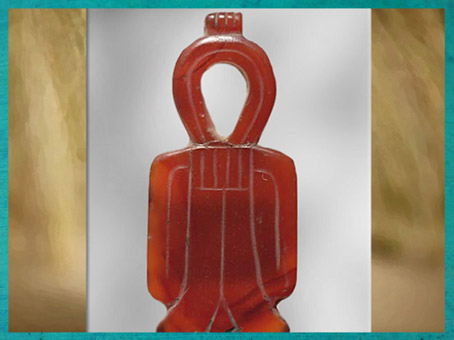 D'après un nœud d'Isis, Tit, amulette en cornaline, vers 1250 avjc, Nouvel Empire, Égypte Ancienne. (Marsailly/Blogostelle)