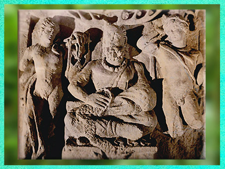 D’après Cernunnos coiffé de bois de cerf, avec Apollon et Mercure, relief, Ier-IIIe siècle, Gaule Romaine. (Marsailly/Blogostelle)