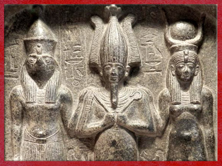 D’après Horus, Osiris, Isis, triade d'Abydos, stèle de Dédia, détail, monolithe en diorite, XVIIIe dynastie, Nouvel Empire, Égypte Ancienne. (Marsailly/Blogostelle)