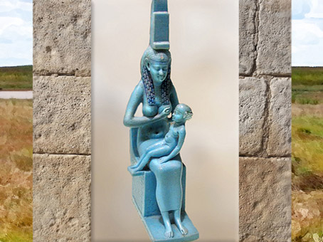 D'après la déesse Isis allaitant l’enfant Horus, faïence bleue, époque Ptolémaïque, Égypte Ancienne. (Marsailly/Blogostelle)
