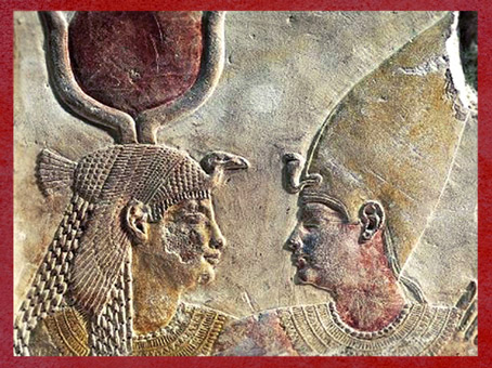 D'après la déesse Isis avec coiffe vautour et disque solaire et le roi Nectanebo II, relief calcaire peint, XXXe dynastie, Sérapeum de Saqqara, Basse époque, Égypte Ancienne. (Marsailly/Blogostelle)