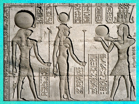 D’après le dieu Rê et la déesse Isis, avec un sceptre papyrus, bas-relief du temple de Dendérah, Égypte Ancienne. (Marsailly/Blogostelle)