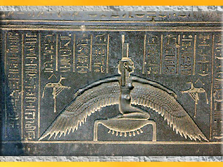 D’après la déesse Isis ailée, cuve du sarcophage de Djedhor, XXXe dynastie, époque Ptolémaïque, Égypte Ancienne. (Marsailly/Blogostelle)