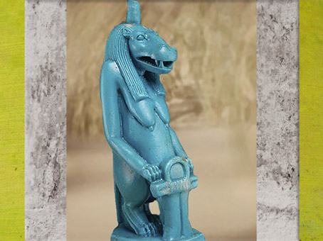 D'après Taouret-Thouéris, faïence bleue, vers 663 -525 avjc, XVIe dynastie, Basse Époque, Égypte Ancienne. (Marsailly/Blogostelle)