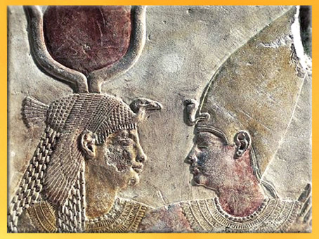 D’après la déesse Isis et le roi Nectanebo II, relief calcaire peint, XXXe dynastie, Basse époque, Serapeum de Saqqara, Égypte Ancienne. (Marsailly/Blogostelle)