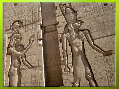 D'après la déesse Isis et Horus, temple d'Isis de Philae, déplacé sur l'île d'Aguilkia, région d'Assouan,  XXXe dynastie-époque romaine, Égypte Ancienne. (Marsailly/Blogostelle)