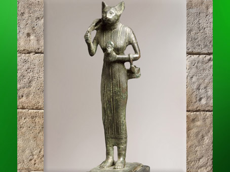D'après la déesse Bastet, sistre, panier et bouclier-lionne, statuette en bronze, vers 663-332 avjc, Basse Époque, Égypte ancienne. (Marsailly/Blogostelle)