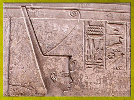 D’après la déesse Neith coiffée de la couronne Rouge de la Basse-Egypte, temple de Louxor, XIXe dynastie, Nouvel Empire, Égypte ancienne. (Marsailly/Blogostelle)