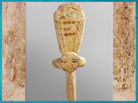 D'après un sistre d'Hathor, en bois peint, tombe d'Ani, XIXe dynastie, Nouvel Empire, Égypte Ancienne. (Marsailly/Blogostelle)