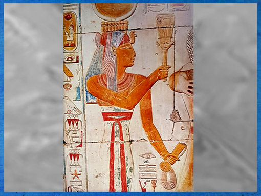 D'après la déesse Isis, coiffe vautour, sistre d'Hathor et collier menat, chapelle d'Osiris, temple du roi Sethi Ier, Abydos, XIXe dynastie, Egypte ancienne. (Marsailly/Blogostelle)