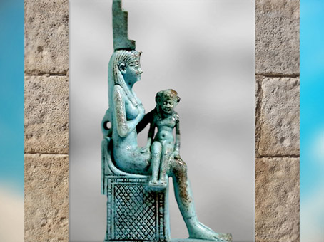 D'après la déesse Isis allaitant l’enfant Horus, faïence bleue, Époque Ptolémaïque, Égypte ancienne. (Marsailly/Blogostelle)