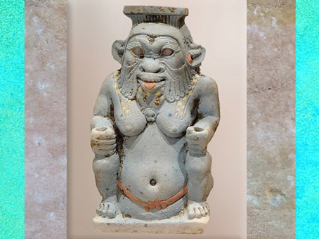 D’après le dieu Bès, vase à fard, faïence bleue, vers 525 avjc, XXVIe dynastie, Basse Époque, Égypte ancienne. (Marsailly/Blogostelle)