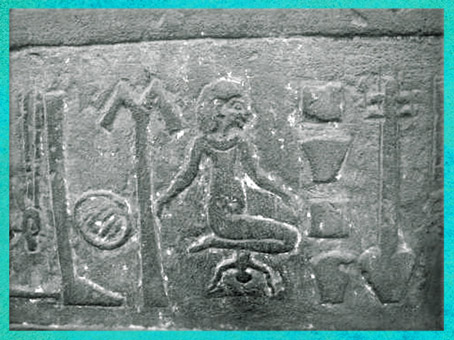 D'après le hiéroglyphe de l'accouchement, temple de Kom Ombo, Assouan, IIe siècle avjc, Époque Ptolémaïque, Égypte Ancienne. (Marsailly/Blogostelle)
