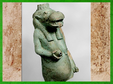 D'après la déesse hippopotame Taouret-Thouéris et son sein nourricier, faïence, XXVIe dynasie, Basse Époque, Égypte ancienne. (Marsailly/Blogostelle)