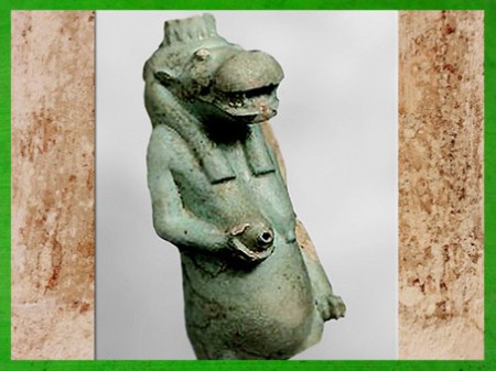 D'après la déesse hippopotame Taouret-Thouéris et son sein nourricier, faïence, XXVIe dynasie, Basse Époque, Égypte ancienne. (Marsailly/Blogostelle)