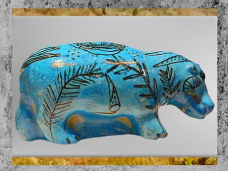 D’après un hippopotame et plantes nilotiques, faïence bleue, Dra Abou el-Naga, tombe de Neferhotep, scribe du grand enclos, Thèbes, XIIIe dynastie, Moyen Empire, Égypte Ancienne. (Marsailly/Blogostelle)