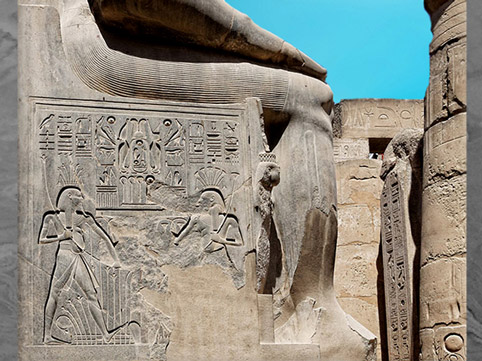 D’après le double Hâpy, dieu Nil, trône de Ramsès II, statue colossale, Thèbes-Louxor, Égypte Ancienne. (Marsailly/Blogostelle)