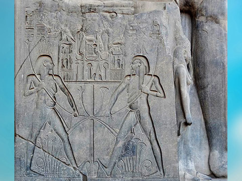 D’après le double Hâpy, dieu Nil, et le Sema-taouy, emblème des Deux Pays, trône statue de Ramsès II, Thèbes-Louxor, Égypte Ancienne. (Marsailly/Blogostelle)
