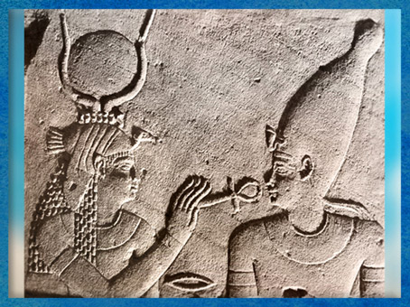 D’après la déesse Isis et Ankh, qui redonne la Vie à son époux Osiris, relief, vers 380 avjc- 300 apjc. temple d'Isis, Philae, XXXe dynastie-époque romaine, Aguilkia, Assouan,  Égypte Ancienne. (Marsailly/Blogostelle)