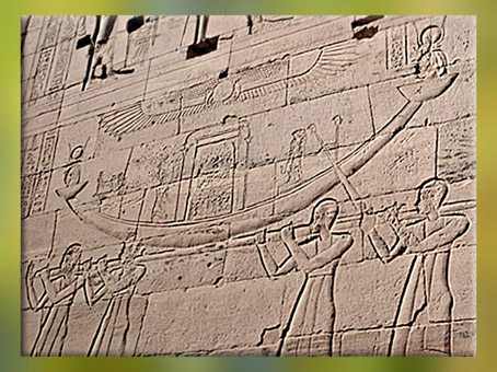D’après la déesse Isis dans sa barque de procession, relief en creu, temple de Philae, XXXe dynastie-époque romaine, île d'Aguilkia, Assouan, Égypte Ancienne. (Marsailly/Blogostelle)