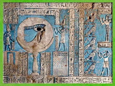 D’après la Pleine Lune-œil oudjat, et Thôt dieu Lune, vers 50 avjc, temple d'Hathor, Dendéra, époque Ptolémaïque, Égypte Ancienne. (Marsailly/Blogostelle)