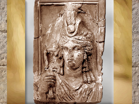 D’après la déesse Isis-Tyché, coiffe égyptienne à hautes plumes en épis de blé, tuile en terre cuite, Ier-IIIe siècle, période Romaine, Égypte Ancienne. (Marsailly/Blogostelle)