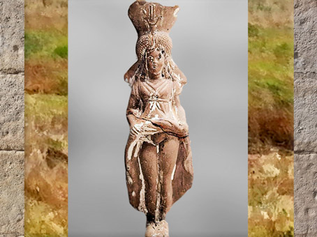 D'après la déesse Isis-Aphrodite-Ishtar dévoilant sa nudité, terre cuite, IIe-Ier siècle avjc, époque Ptolémaïque, Égypte ancienne. (Marsailly/Blogostelle)