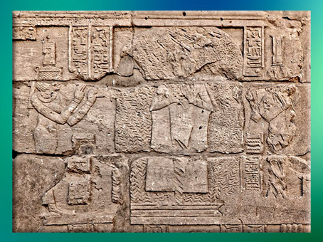 D’après Osiris dans l’acacia, entouré par les déesses Isis et Nephtys, porte d’Hadrien, temple de Philae, XXXe dynastie-époque romaine, île d'Aguilkia, Assouan, Égypte Ancienne. (Marsailly/Blogostelle)