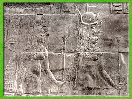 D’après la déesse Isis, avec disque solaire, cobra et coiffe-trône, et Hathor, temple de Philae, XXXe dynastie-époque romaine, Aguilkia, Assouan, Égypte Ancienne. (Marsailly/Blogostelle)