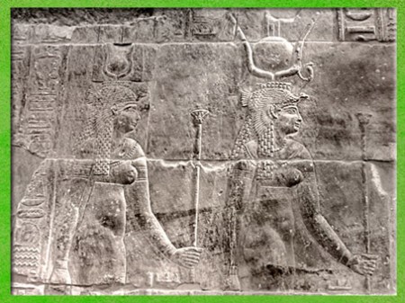 D’après la déesse Isis, avec disque solaire, cobra et coiffe-trône, et Hathor, temple de Philae, XXXe dynastie-époque romaine, Aguilkia, Assouan, Égypte Ancienne. (Marsailly/Blogostelle)