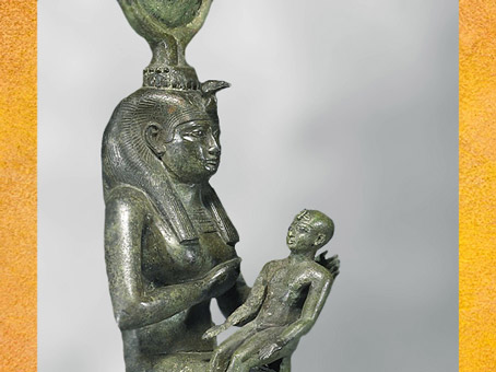 D'après la déesse Isis allaitant Horus, bronze, incrustations argent, VIIe siècle avjc, Basse Époque, Égypte ancienne. (Marsailly/Blogostelle)