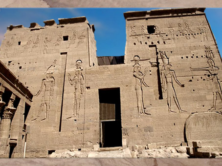 D'après les pylônes du temple d'Isis de Philae, XXXe dynastie-époque romaine, déplacé sur l'île d'Aguilkia, Assouan, Égypte Ancienne. (Marsailly/Blogostelle)