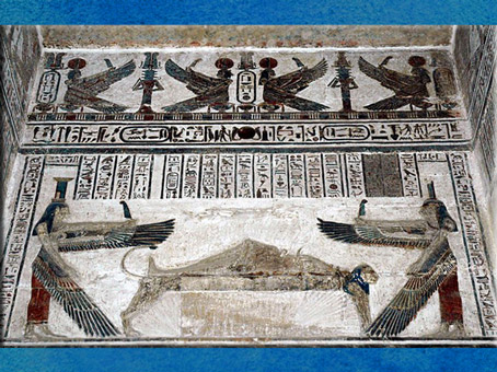 D'après la déesse Isis funéraire, avec Nephtys et la momie d'Osiris, temple d'Hathor, Dendéra, époque Ptolémaïque, Égypte Ancienne. (Marsailly/Blogostelle)