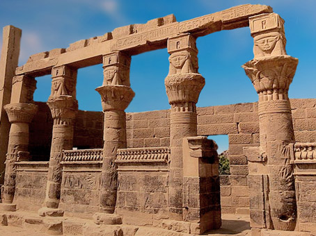 D’après le pavillon Nectanebo, temple d'Isis de Philae, XXX dynastie-époque romaine, île d'Aguilkia, Assouan, Égypte Ancienne. (Marsailly/Blogostelle)