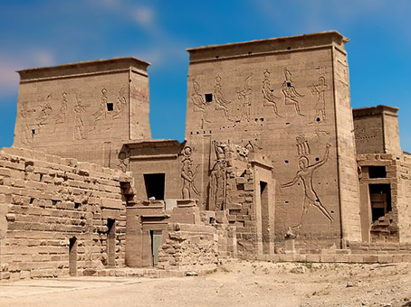 D'après le temple d'Isis, Philae et ses pylônes, XXX dynastie-époque romaine, île d'Aguilkia, Assouan, Égypte Ancienne. (Marsailly/Blogostelle)