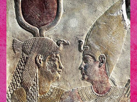 D’après la déesse Isis et le roi Nectanebo II, relief calcaire peint, XXXe dynastie, Basse époque, Sérapeum de Saqqara, Égypte Ancienne. (Marsailly/Blogostelle)